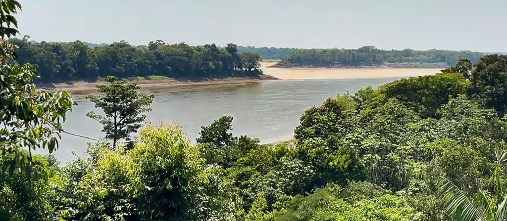 Blick auf den Amazonas und der Kreuzung mit dem Rio Tefé.
