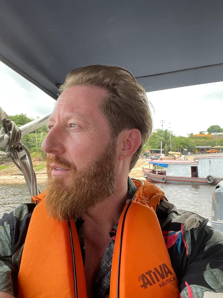 Heiko sitzt im Beiboot