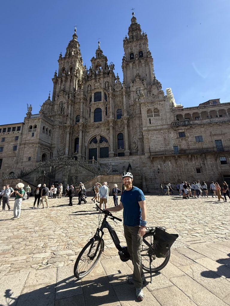 Heiko Lackstetter mit seinem Fahrrad vor der Kathedrale von Santiago de Compostela.