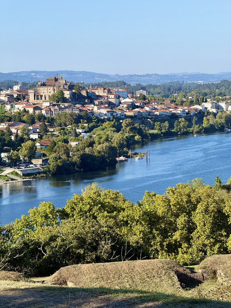 Blick über den Fluss Minho auf Tui in Galicien.