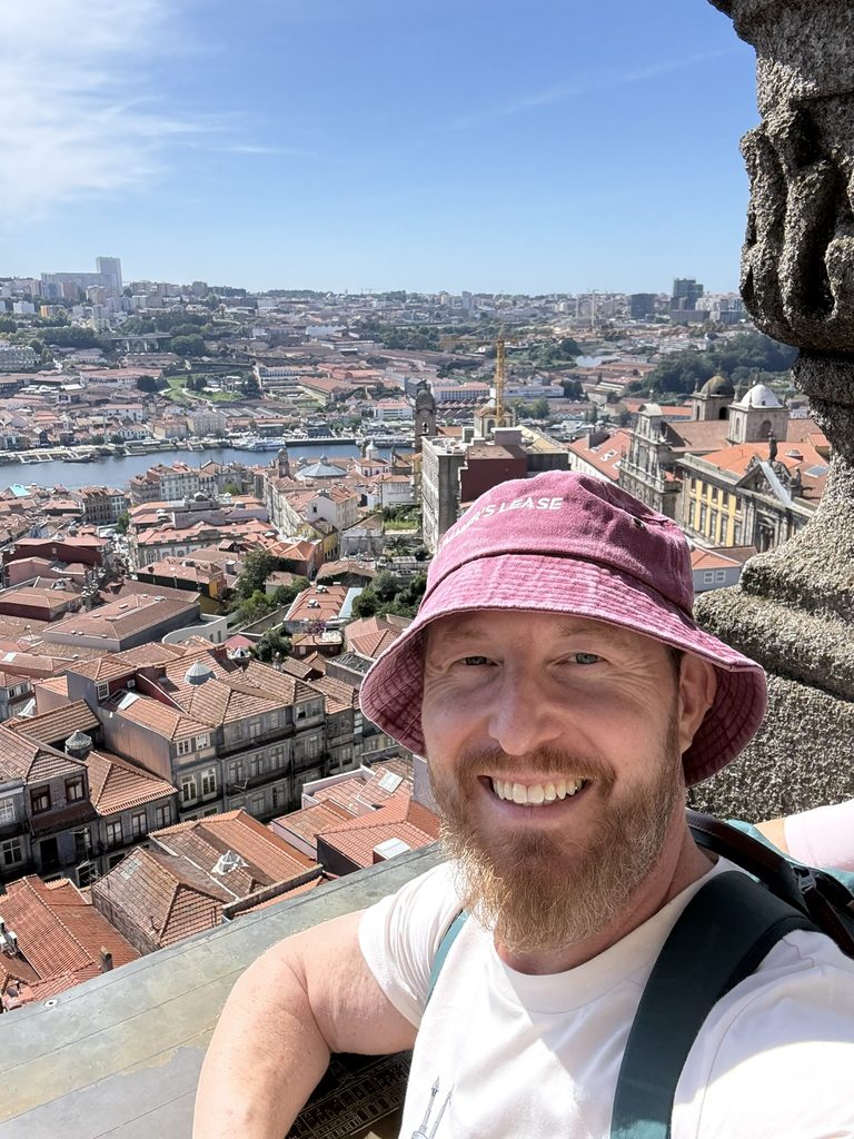 Heiko Lackstetter vor dem Stadtpanorama von Porto.