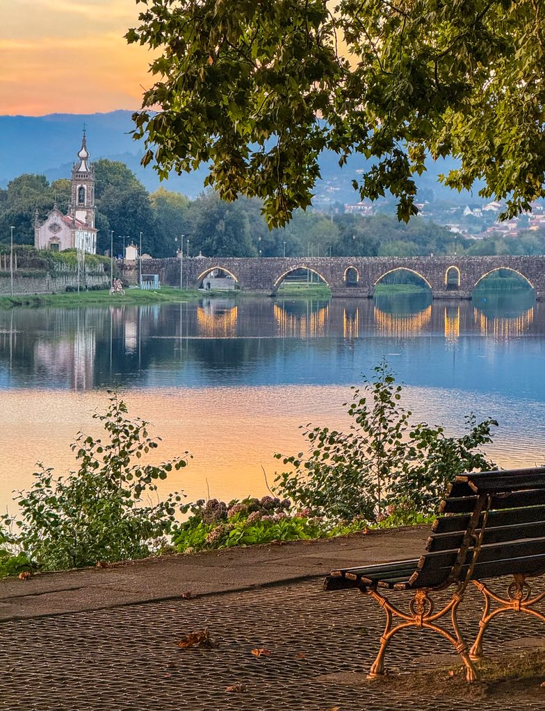 Historische Brücke über den Lima und Kirche von Ponte de Lima im Abendlicht.