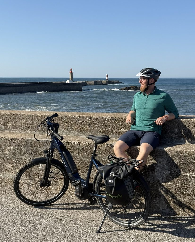 Heiko Lackstetter macht mit seinem Fahrrad Rast an der Atlantikküste.