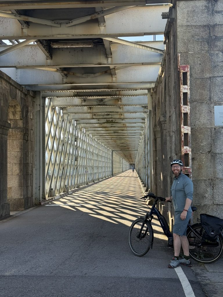 Heiko Lackstetter mit Fahrrad auf der alten Grenzbrücke zwischen Valença und Tui.
