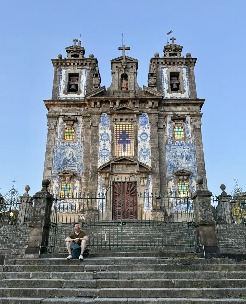 Heiko Lackstetter sitzt auf den Stufen vor der Igreja de Santo Ildefonso in Porto.