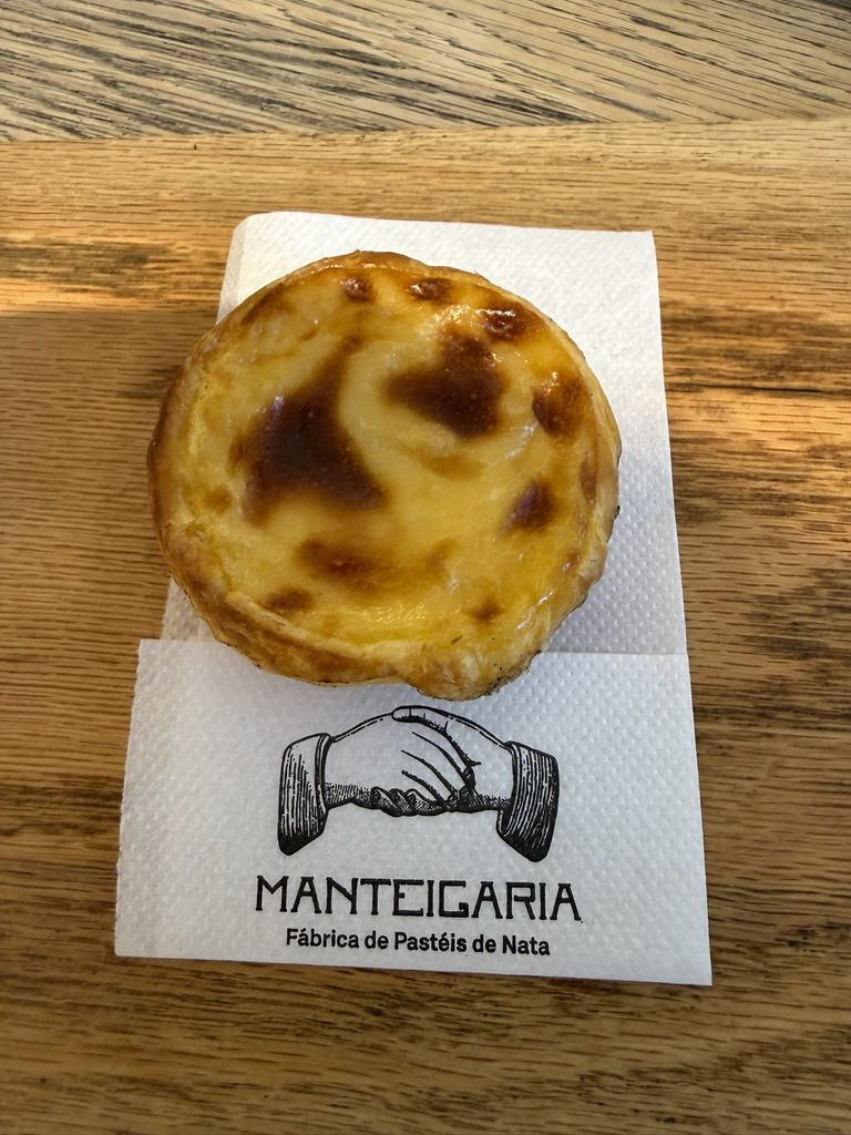 Pastel de Nata auf einer Serviette in einer Bäckerei in Porto.