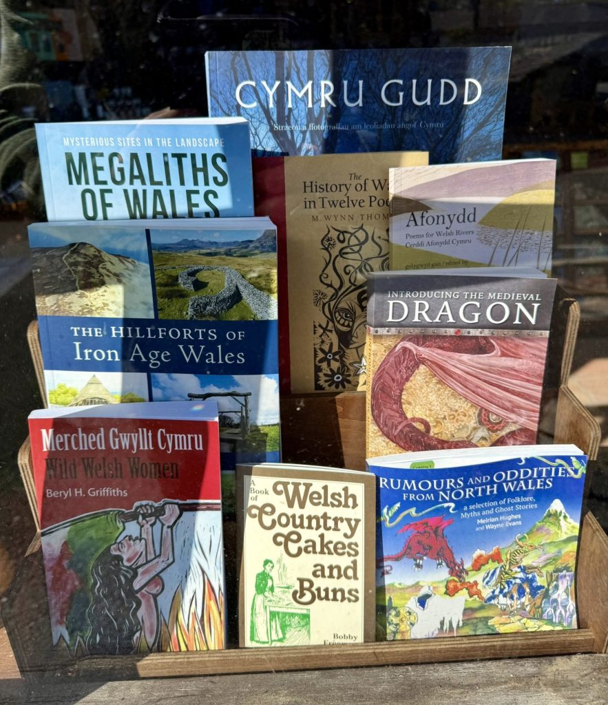 Bücher über Wales, darunter Titel zu Megalithen, Burgen, Drachen und walisischer Geschichte.