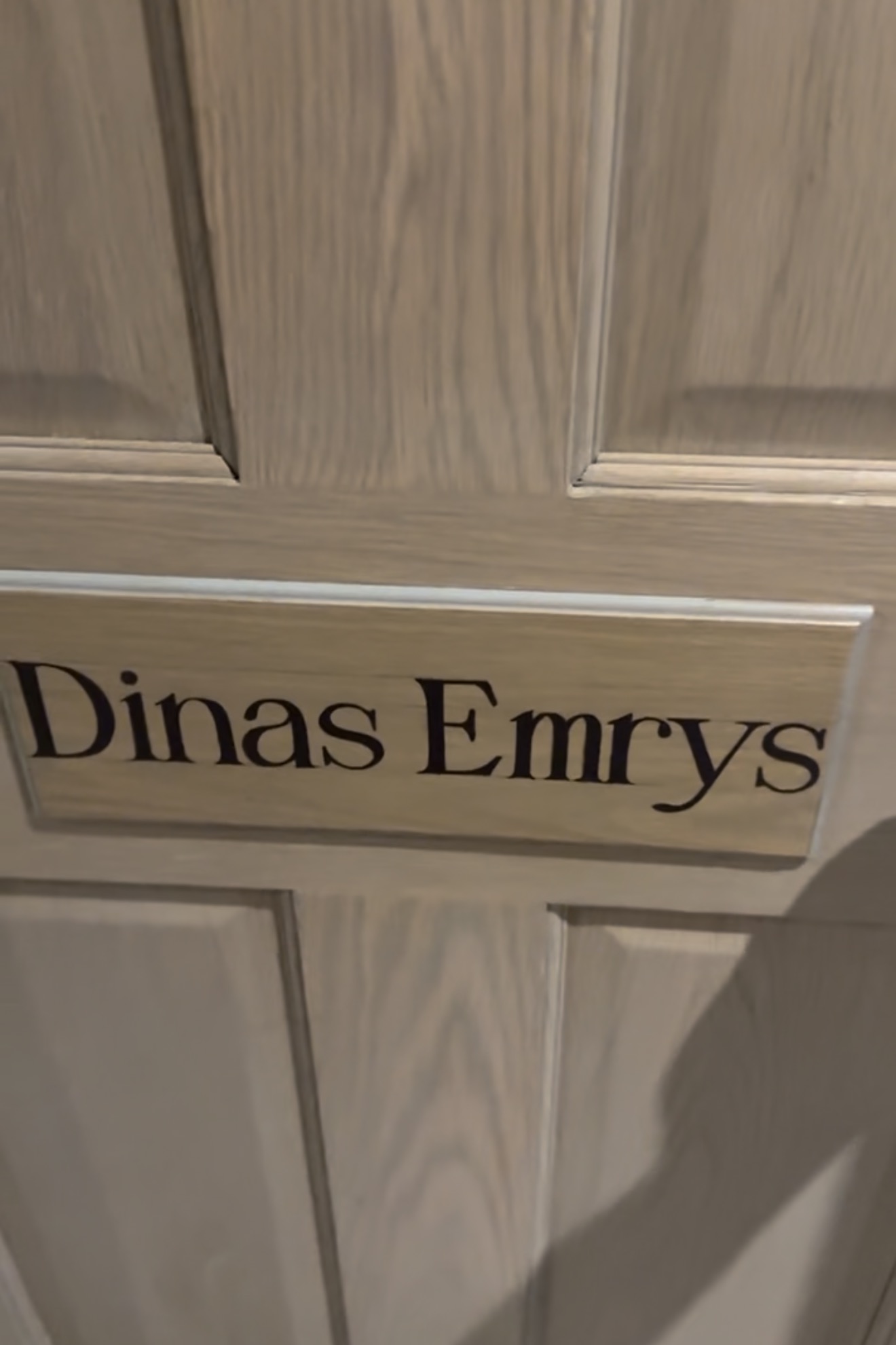 Zimmertür im Hotel mit der Aufschrift Dinas Emrys